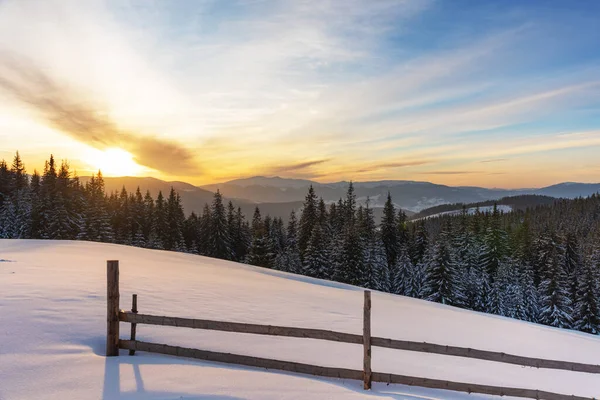 在乌克兰喀尔巴阡山山脉的山脉上度过了一个寒冷的冬天 那里有舒适的房屋 还有赫弗拉和彼得罗斯峰的壮丽景色 — 图库照片