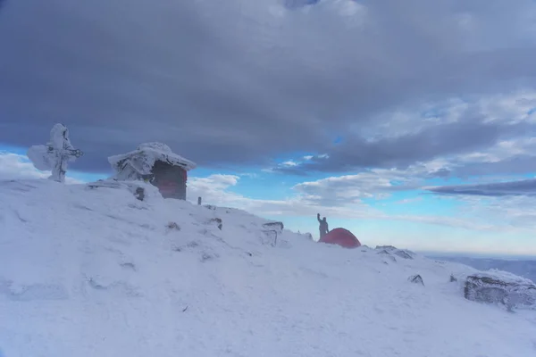 Köpekli Turistler Kar Fırtınasında Dağlarda Kötü Havada Seyahat Ederler — Stok fotoğraf