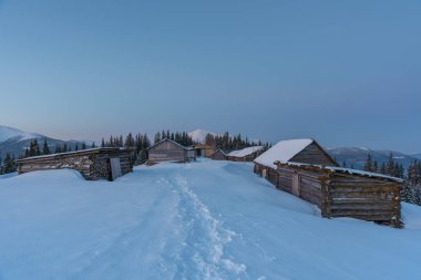 Ukrayna Karpatları ve pitoresk dağ evlerinde karlı kış