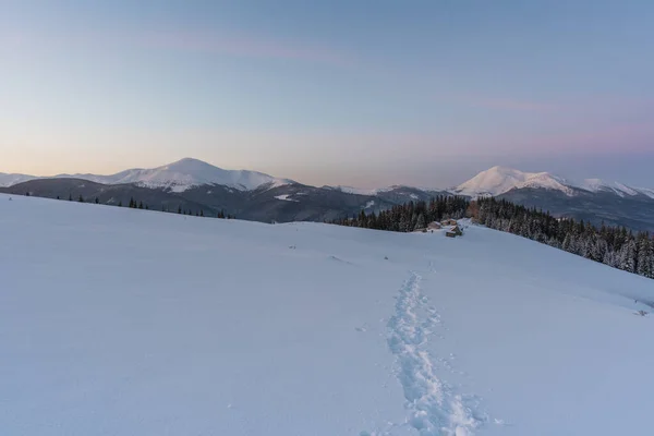 ウクライナのカルパティアと絵のように美しい山の家で雪の冬 — ストック写真