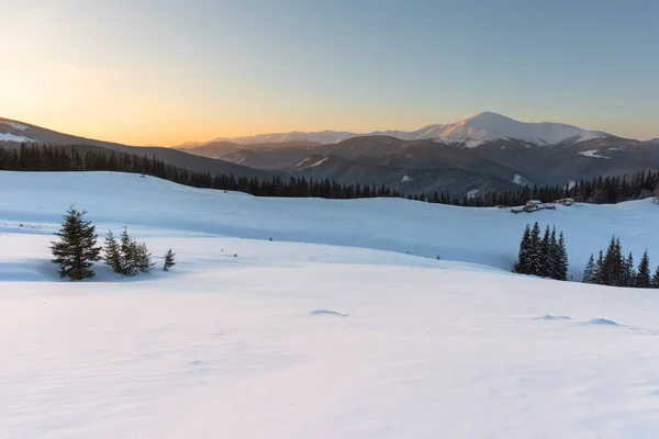 Invierno Nevado Los Cárpatos Ucranianos Pintorescas Casas Montaña — Foto de Stock