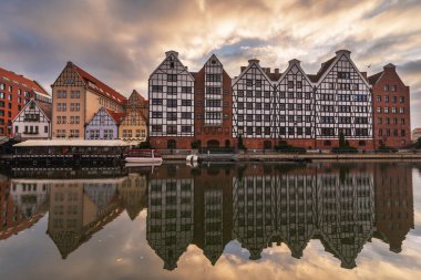 Gdansk 'ın harika gece manzarası. Sudaki evlerin yansıması.
