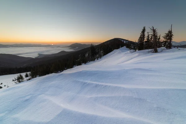 Invierno Las Montañas Los Cárpatos Ucranianos Con Nieblas Matutinas — Foto de Stock