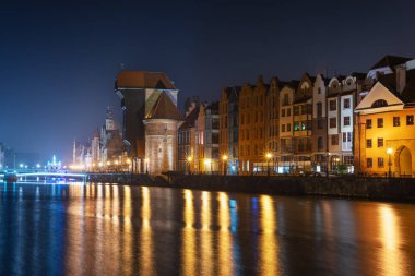 Gdansk 'ın harika gece manzarası. Sudaki evlerin yansıması.