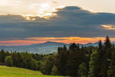 Yüksek Tatras Dağları 'nın güzel göl ve dağ evleri manzaralı yaz manzaraları.