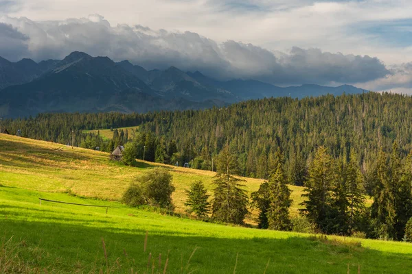 Letnie Krajobrazy Tatr Wysokich Pięknym Widokiem Jeziora Domy Górskie — Zdjęcie stockowe