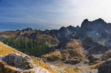 Dağın arka planında bir turistle manzaralar ve akşam aydınlatmalı göller.