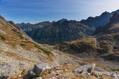 Dağın arka planında bir turistle manzaralar ve akşam aydınlatmalı göller.