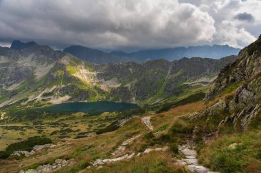 Polonya 'daki High Tatras Ulusal Parkı' ndaki kayalık dağlar ve göllerin güzel manzarası.