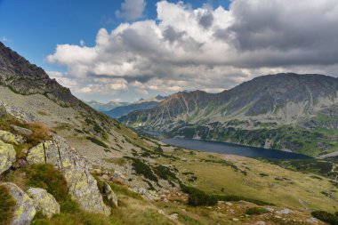 Polonya 'daki High Tatras Ulusal Parkı' ndaki kayalık dağlar ve göllerin güzel manzarası.