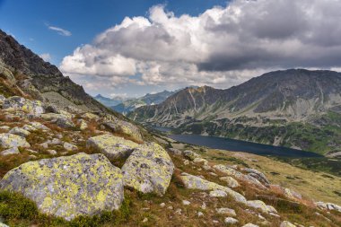 Polonya 'daki High Tatras Ulusal Parkı' ndaki kayalık dağlar ve göllerin güzel manzarası.