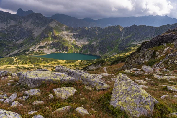 Hermosa Vista Montañas Rocosas Lagos Parque Nacional Los Altos Tatras —  Fotos de Stock