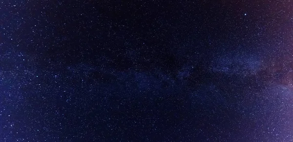 Samanyolu 'nun yanındaki nehirde büyülü bir yıldızlı gece ve gökyüzünde bir kuyruklu yıldız.