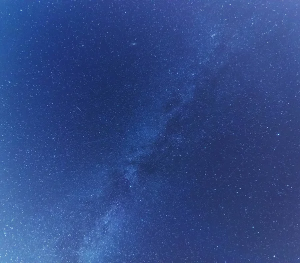 天の川による川の魔法の星空と空の彗星 — ストック写真