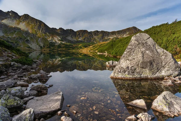 Piękny Widok Skaliste Góry Jeziora Parku Narodowym Tatry Wysokie Polsce — Zdjęcie stockowe