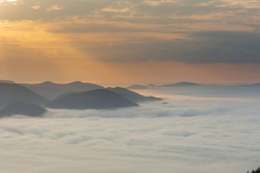 Karpat dağlarında sisli ve dramatik gökyüzü ile güzel bir gün doğumu.
