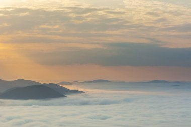 Karpat dağlarında sisli ve dramatik gökyüzü ile güzel bir gün doğumu.