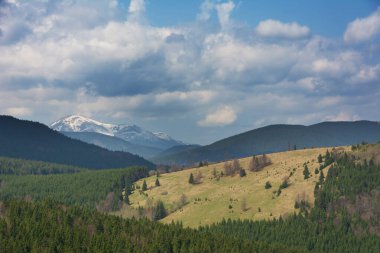 Karpat dağlarında sisli ve dramatik gökyüzü ile güzel bir gün doğumu.