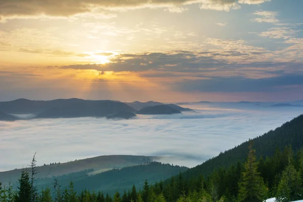 Hermoso Amanecer Las Montañas Cárpatos Con Niebla Cielo Dramático —  Fotos de Stock