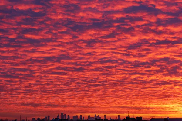 自然の状態が異なる空の景色 夜明けと劇的な赤い雲と夕暮れ時 太陽と美しい夕日と日の出 — ストック写真