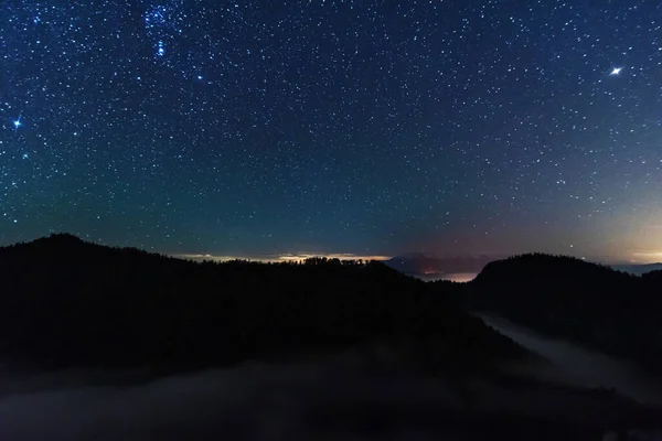 Una Hermosa Noche Estrellada Las Montañas Parte Superior Con Hermosos — Foto de Stock