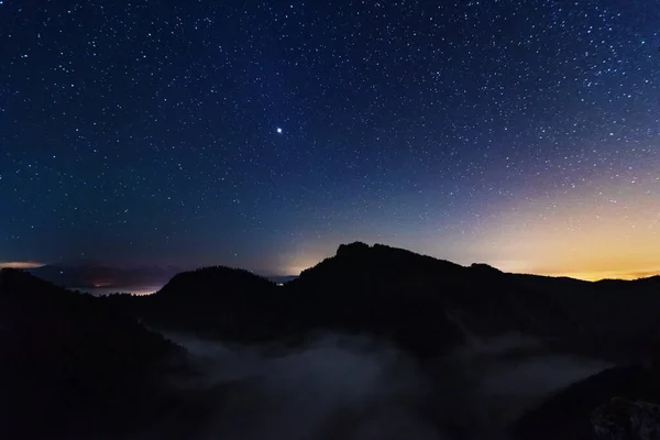 Eine Wunderschöne Sternenklare Nacht Den Bergen Auf Dem Gipfel Mit — Stockfoto