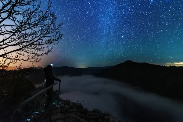 Eine Wunderschöne Sternenklare Nacht Den Bergen Auf Dem Gipfel Mit — Stockfoto