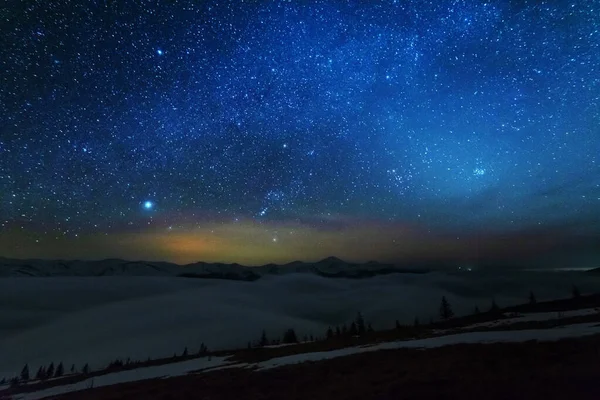 在带着帐篷的观光客的背景下 星夜闪烁着明亮的银河 免版税图库照片