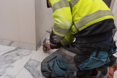 Seramik seramik döşeme konusunda uzman biri işini yapar.