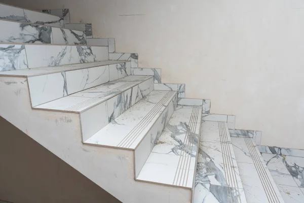 Seramik seramik döşeme konusunda uzman biri işini yapar.