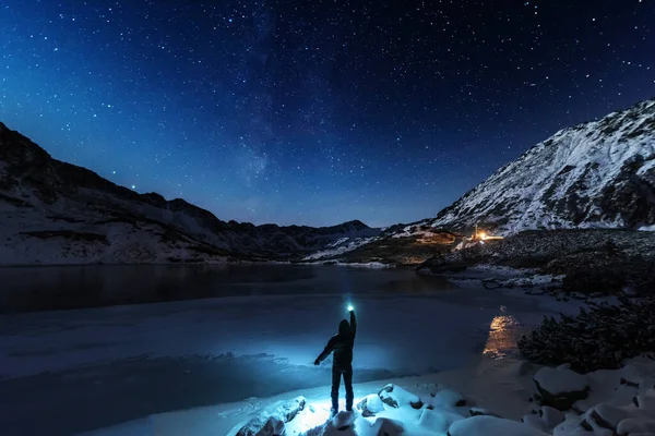 冬季的星空 波兰鞑靼人靠近一个被冰覆盖的高山湖面 图库图片