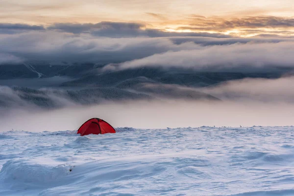 Etrafı Muhteşem Manzaralarla Çevrili Bir Dağ Sırtındaki Çadırda Dinlenin — Stok fotoğraf