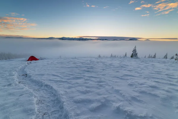 Riposo Una Tenda Crinale Montagna Con Meravigliosi Paesaggi Intorno — Foto Stock