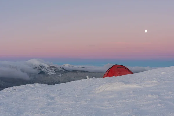 Descanse Una Tienda Campaña Una Cresta Montaña Con Paisajes Maravillosos —  Fotos de Stock