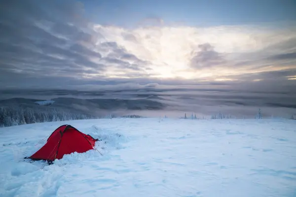 Descanse Una Tienda Campaña Una Cresta Montaña Con Paisajes Maravillosos — Foto de Stock