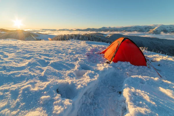 Rust Uit Een Tent Een Bergkam Met Prachtige Landschappen Rondom — Stockfoto