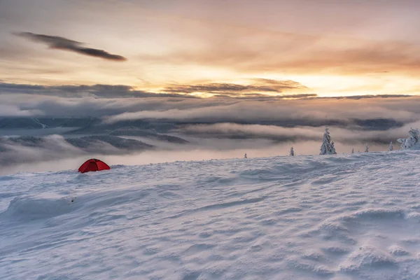 Descanse Uma Tenda Cume Montanha Com Paisagens Maravilhosas Redor — Fotografia de Stock