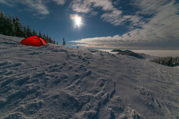 Noche Clara Luz Luna Una Cresta Montaña Cubierta Nieve Con — Foto de Stock