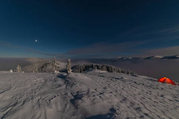 Noche Clara Luz Luna Una Cresta Montaña Cubierta Nieve Con — Foto de Stock