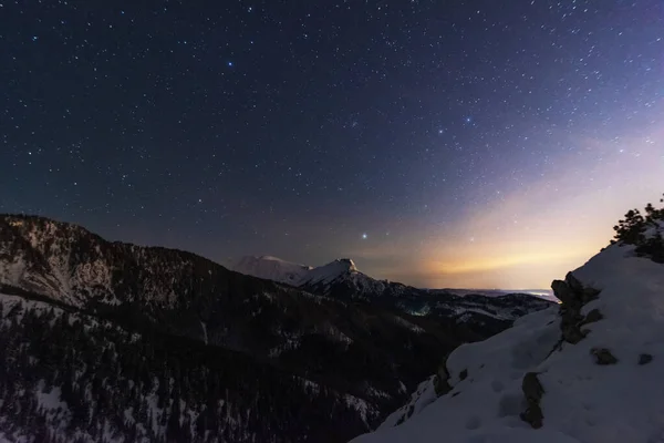 高塔特拉山的冬夜风景 山上的房屋背景覆盖着白雪覆盖的山脉和星空 图库图片