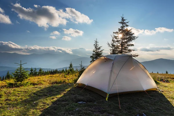 在山中度假 有一个有美丽风景的旅游帐篷 图库图片