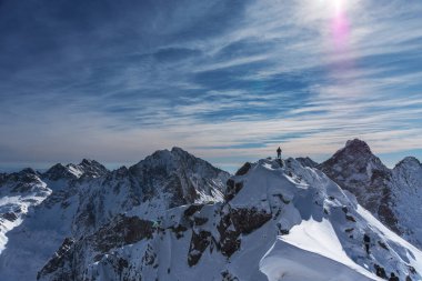 Turistlerin, kayakçıların ve doğanın inanılmaz durumlarının olduğu yüksek Tatra Dağları 'nın güzel kış manzaraları.