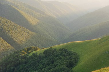 Borzhava 'daki Ukrayna Karpatlar' da yaz akşamı dramatik bir gün batımı ve turistler onu izliyor.