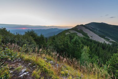 Gorgany 'de dramatik bir gökyüzü olan Ukrayna Karpatlarının güzel yaz manzaraları