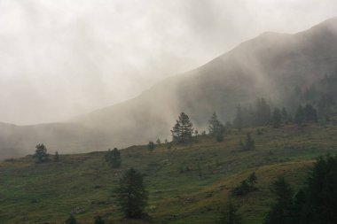 İtalya 'nın Courmayeur kentindeki dağların güzel manzarası.