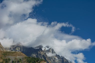 İtalya 'nın Courmayeur kentindeki dağların güzel manzarası.