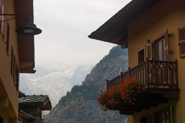 Hermoso Paisaje Montañas Alpinas Ciudad Italiana Courmayeur — Foto de Stock