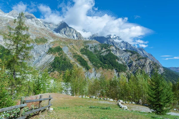 Hermoso Paisaje Montañas Alpinas Ciudad Italiana Courmayeur — Foto de Stock