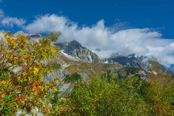 Hermoso Paisaje Montañas Alpinas Ciudad Italiana Courmayeur —  Fotos de Stock