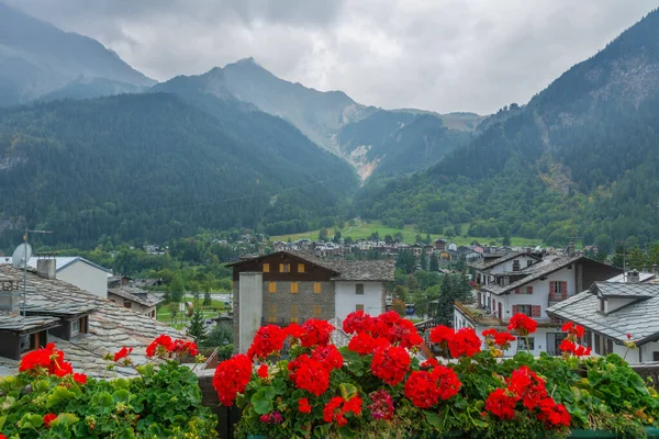 Gyönyörű Táj Alpesi Hegyek Olasz Város Courmayeur Jogdíjmentes Stock Képek